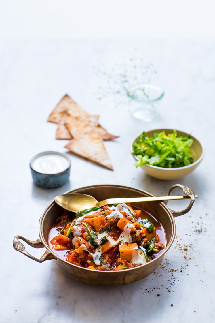 Kjøttdeiggryte med søtpotet og spinat, servert med hjemmelagde tortillachips, salat og yoghurt