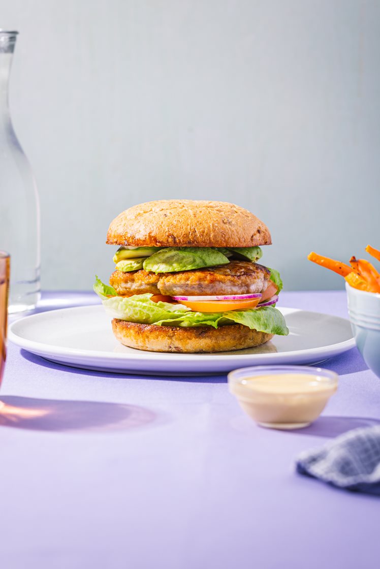 Kyllingburger med avokado og tomat, gulrotfries og curry- og mangodressing