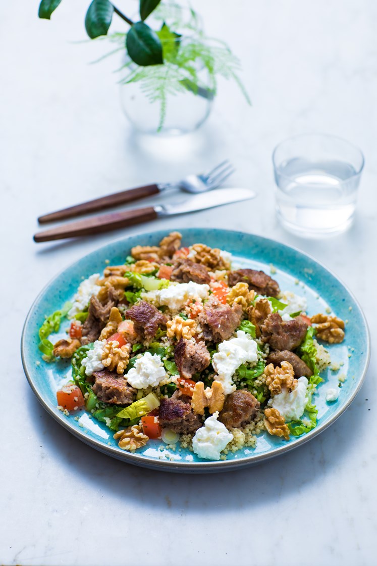 Couscoussalat med grønnsaker og cottage cheese servert med karbonader og valnøtter