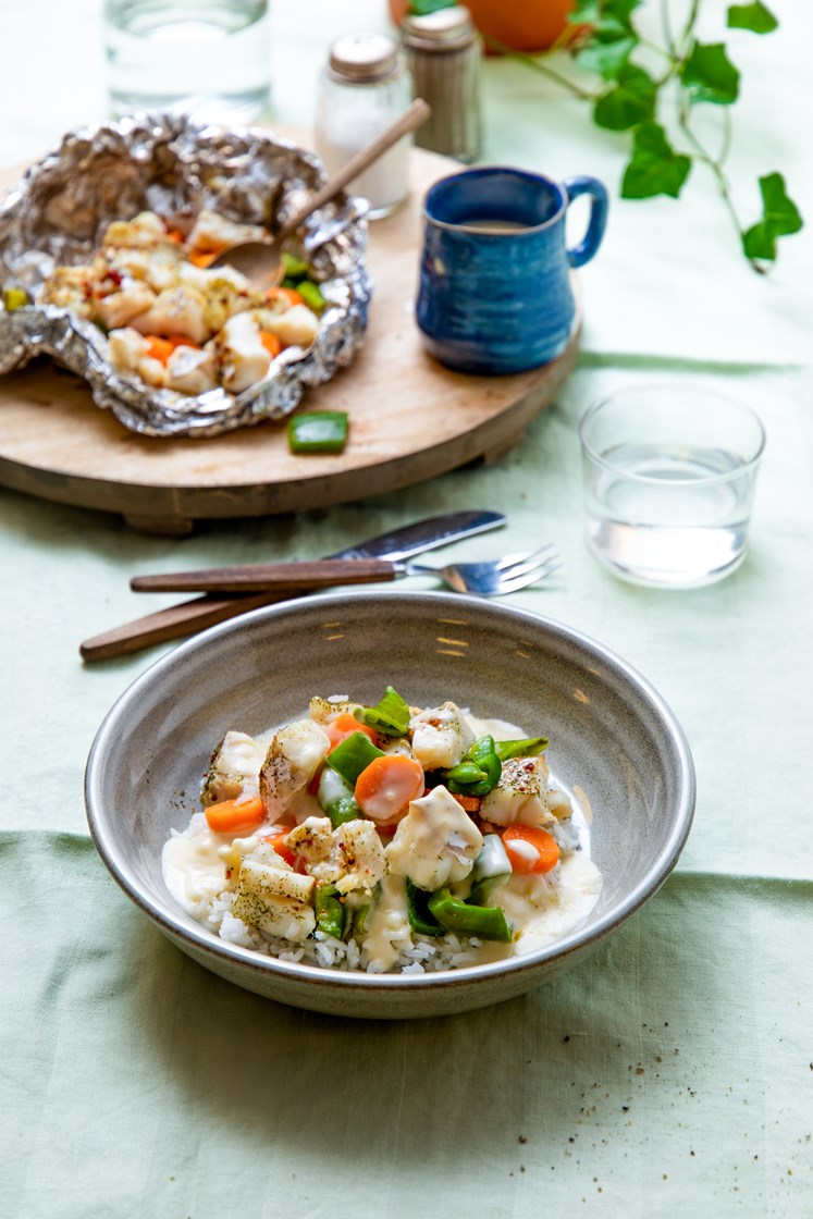 Foliebakt lyr med sukkererter og paprika , kremet fiskesaus og ris