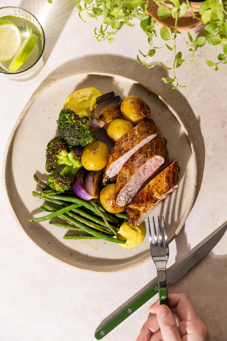 Sitruskrydret svinefilet med grønne bønner, brokkoli, hvitløkspoteter og estragonmajones