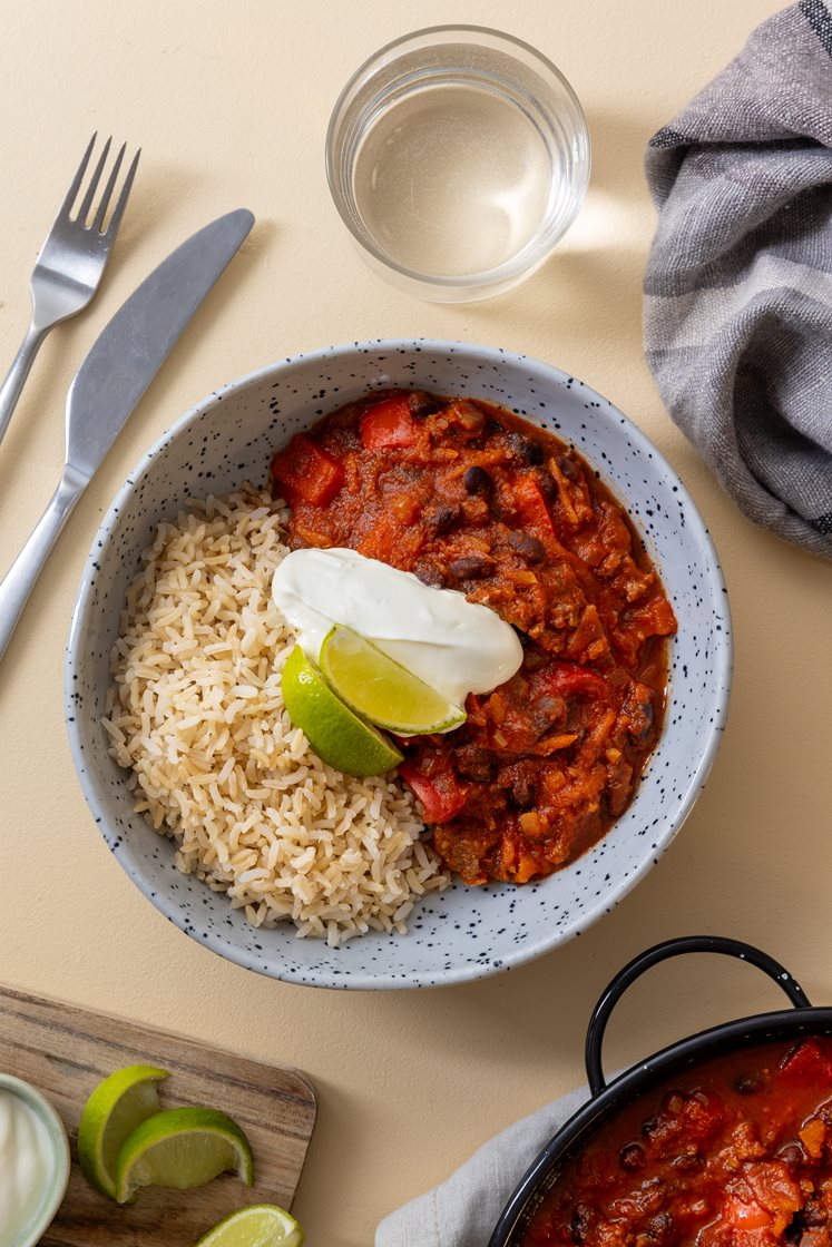 Chili con carne med sorte bønner, paprika og fullkornsris