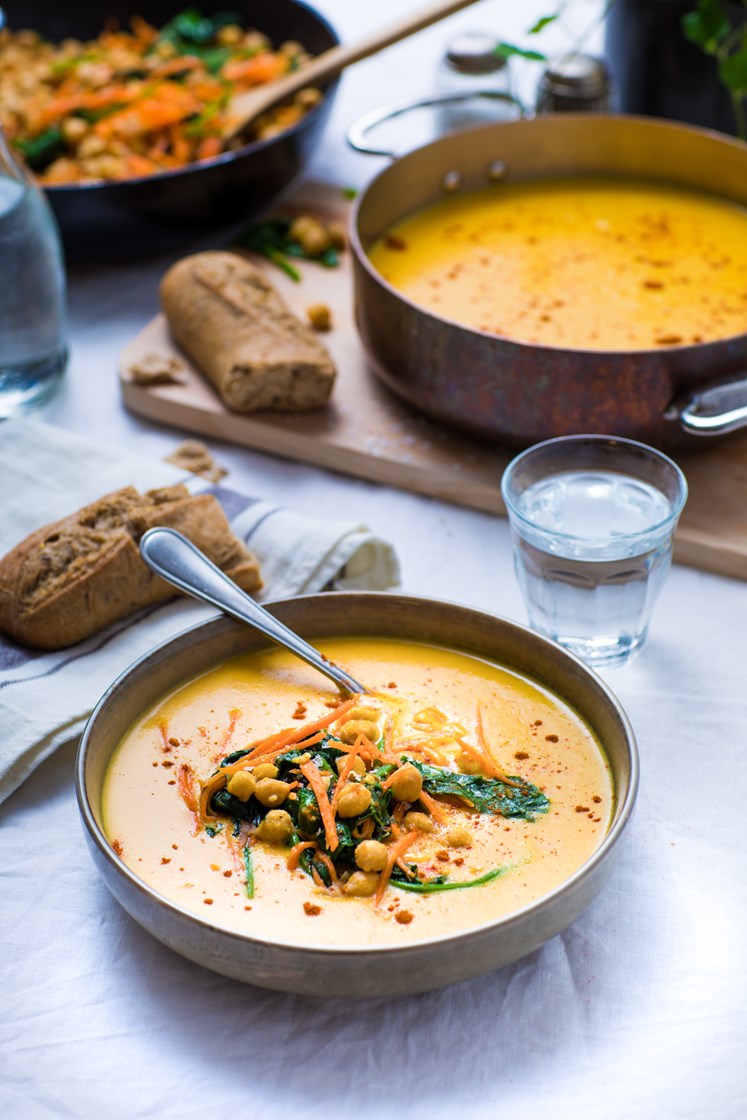 Rask indisk currysuppe med krydderstekte kikerter og bagetter