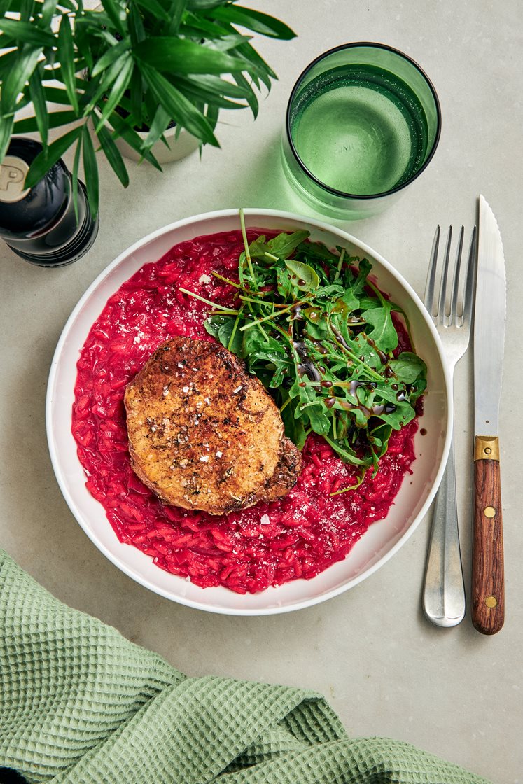 Rosmarinstekt fläskkotlett med rödbetsrisotto, parmesan och balsamicosirap