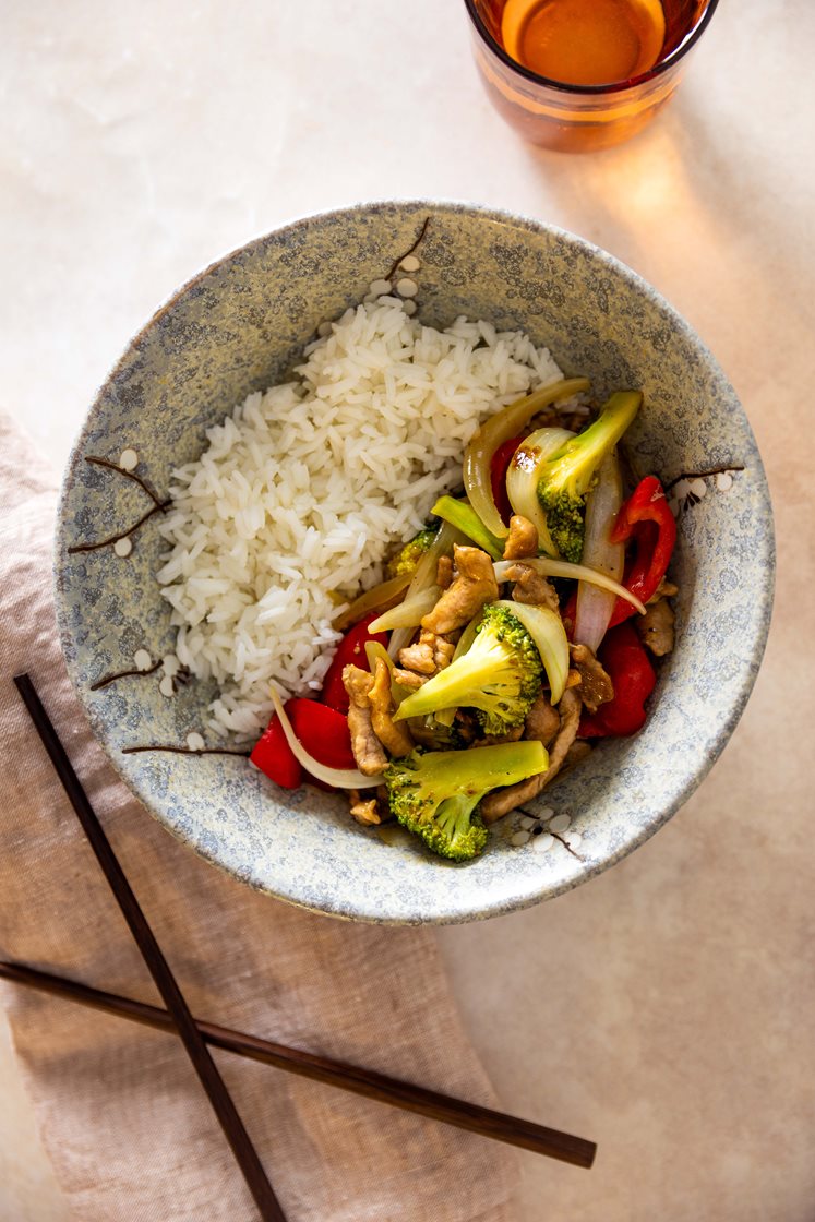 Wok med svinekjøtt og sprø grønnsaker i sursøt saus, servert med jasminris