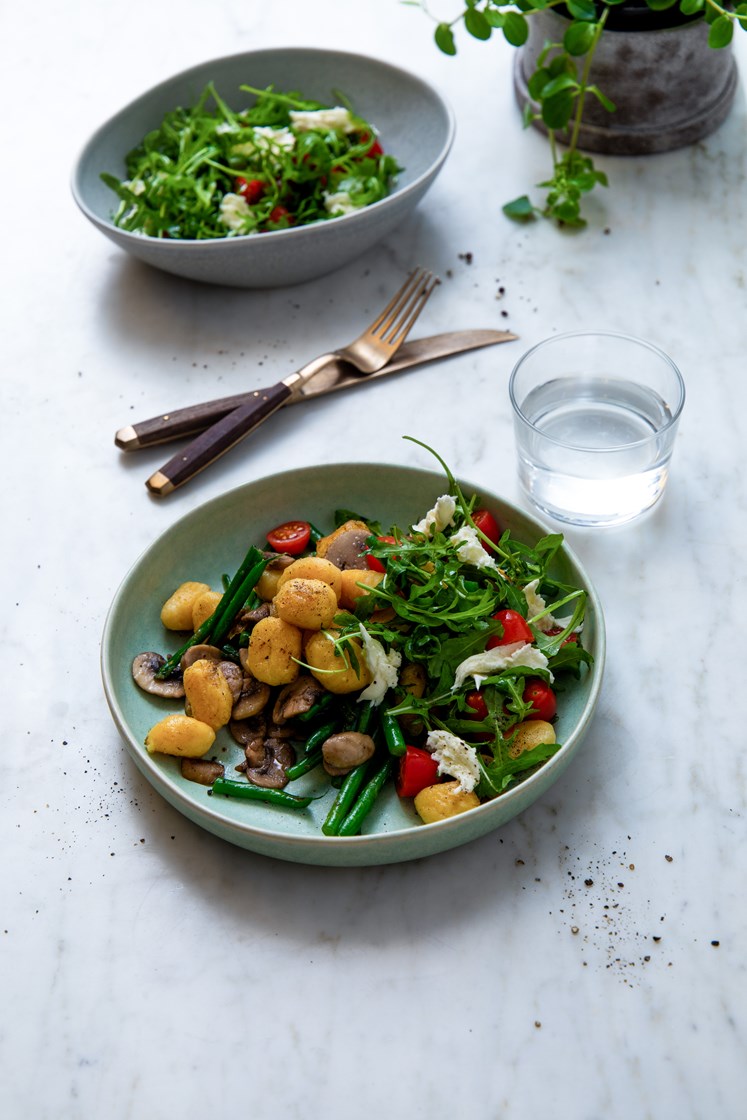 Pannestekt gnocchi med aromasopp og grønne bønner, servert med ruccola- og mozzarellasalat