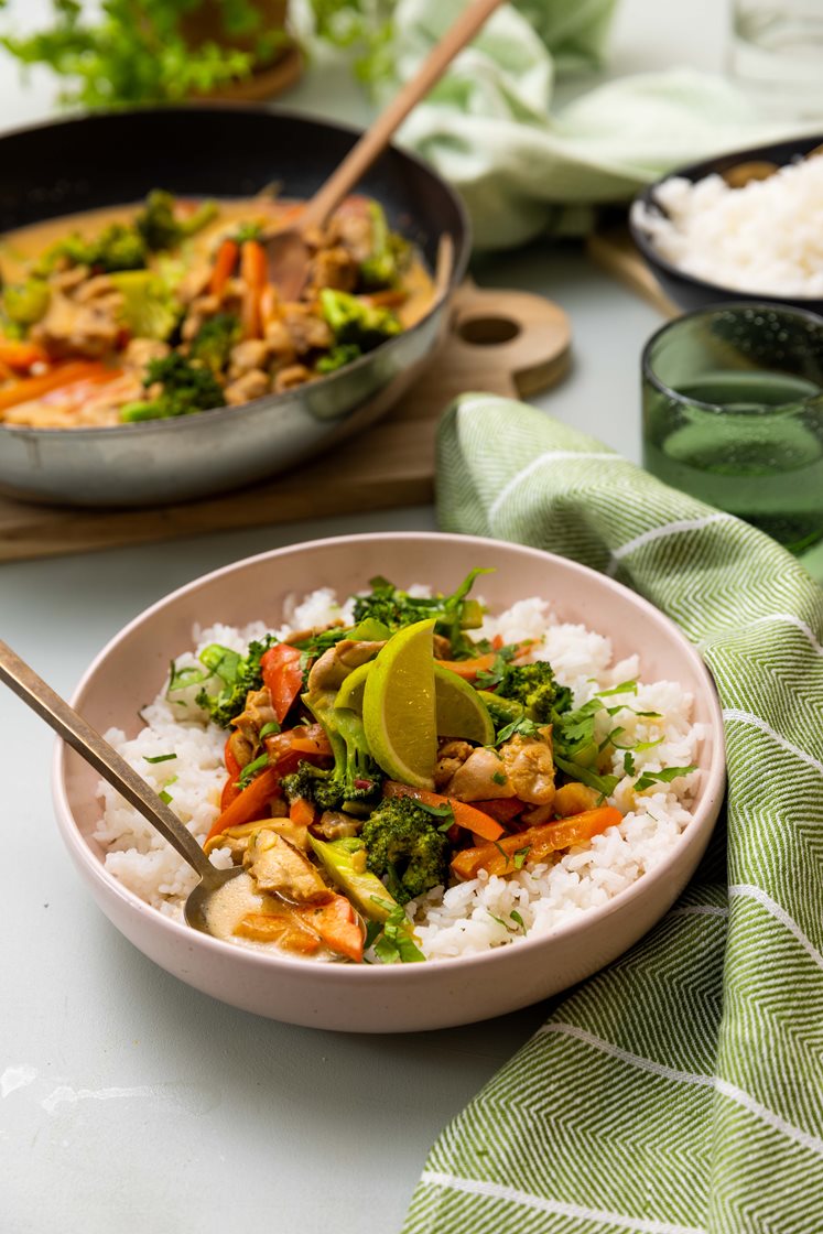 Kylling i søt chili- og kokossaus med brokkoli, paprika og ris 