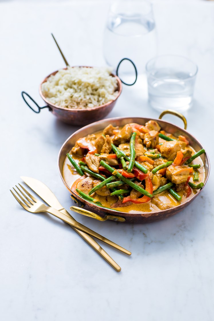 Butter chicken med grønne bønner, paprika og krydret ris