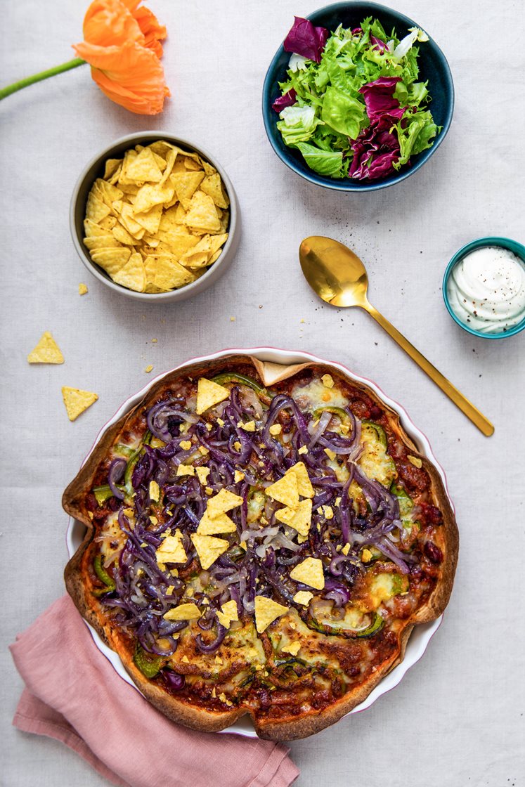 Tortillapai med chili con carne, karamelisert rødløk og salat