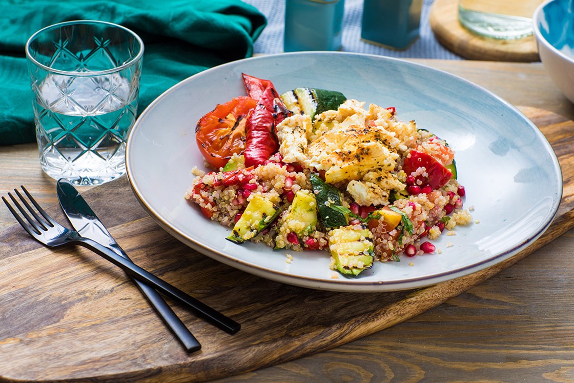 Grillet sommersalat med quinoa, fetaost og mynteyoghurt