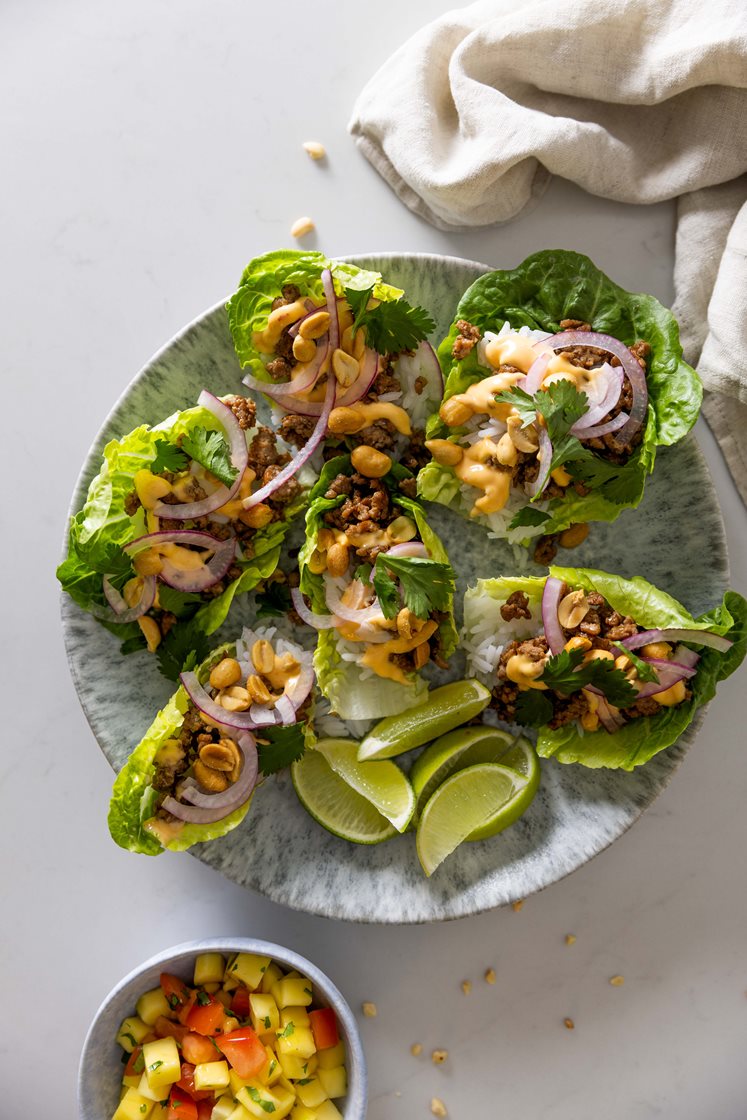 Hjertesalat fylt med soyawokket svin-, storfe- og linsedeig, syltet rødløk, tomat- og mangosalsa