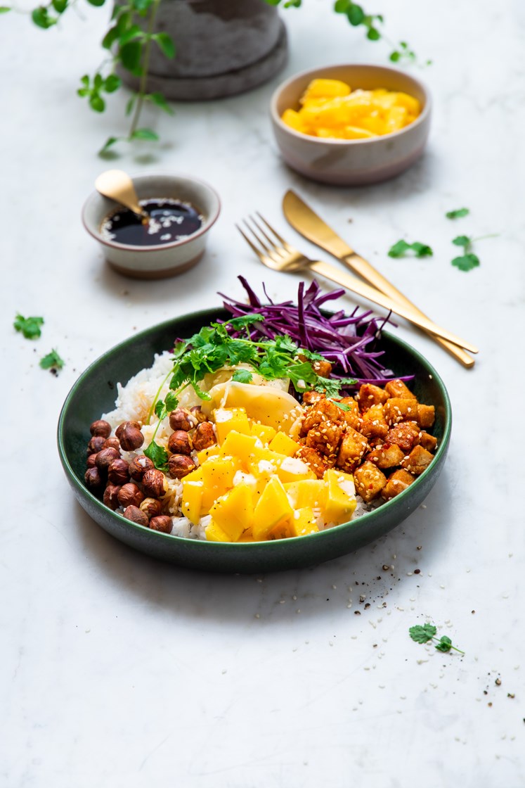 Poke Bowl med ponzumarinert tofu, mango, koriander og chilimajones