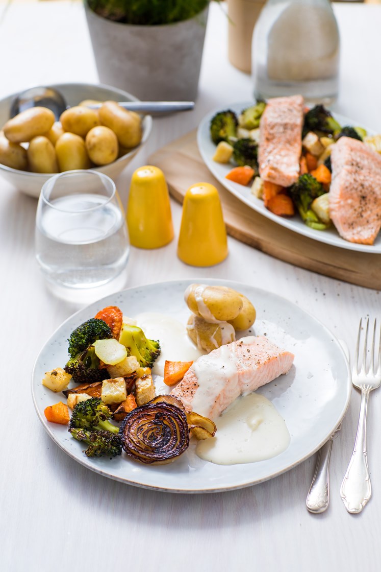Laks med sprøbakt brokkoli og hjemmelaget parmesansaus