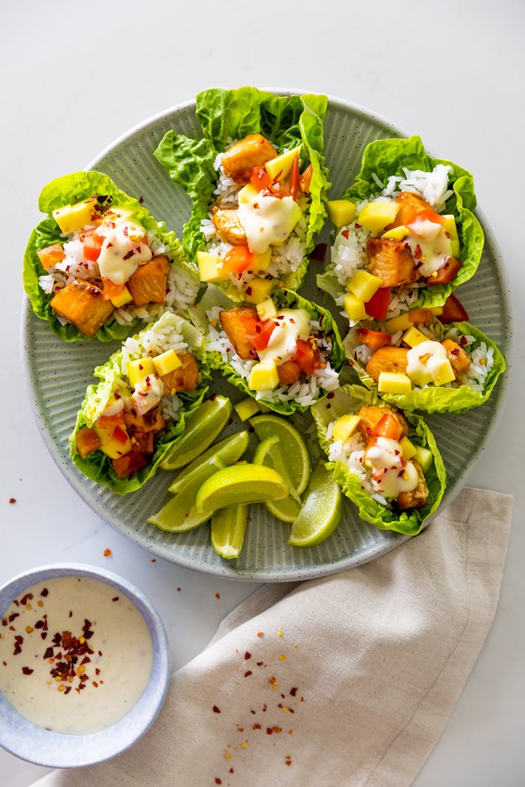 Teriyakibagt laks i hjertesalat med mango og ris