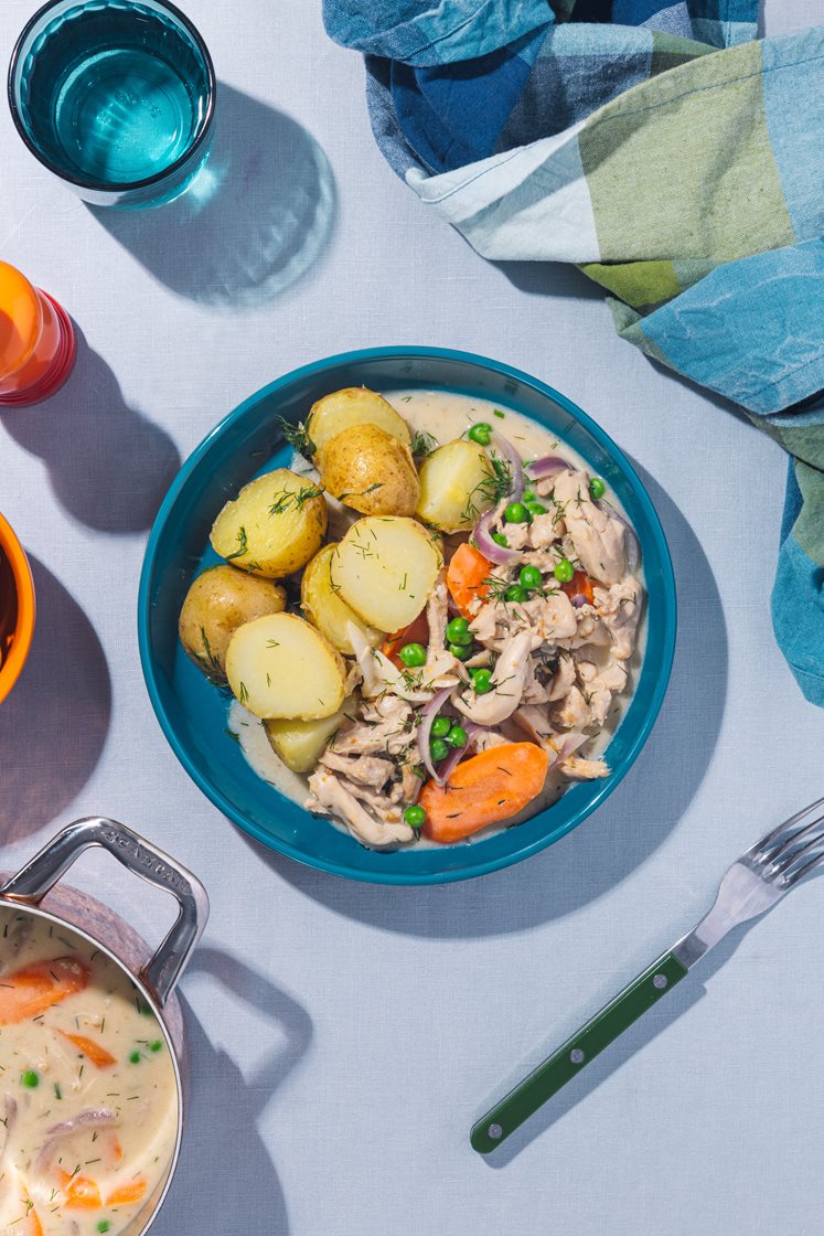 Kyllingfrikassé med grønne erter, dill og kokte poteter