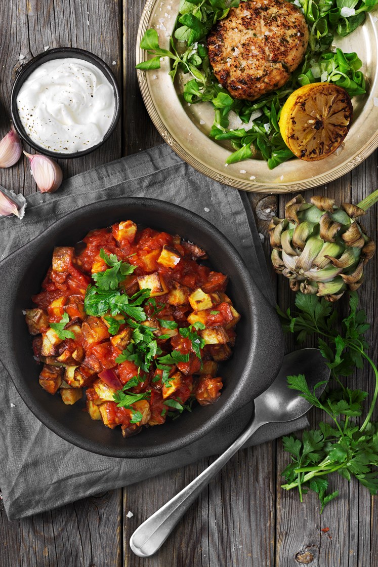 Citron- och persiljebiffar med machésallad, vitlök och patatas bravas