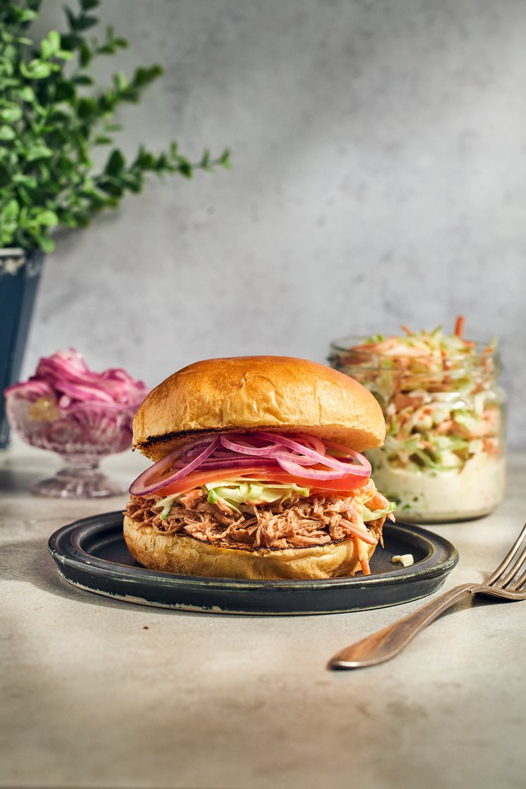 Pulled chicken burger med honey/dijon-coleslaw og limedresseret rødløg