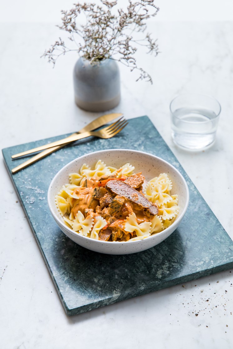 Kremet høstgryte med svinekjøtt, grønnsaker og farfallepasta