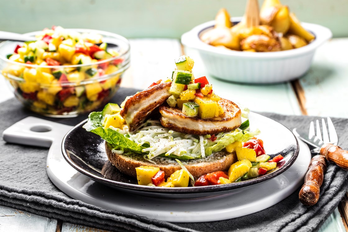Åpen fiskeburger med mangosalat