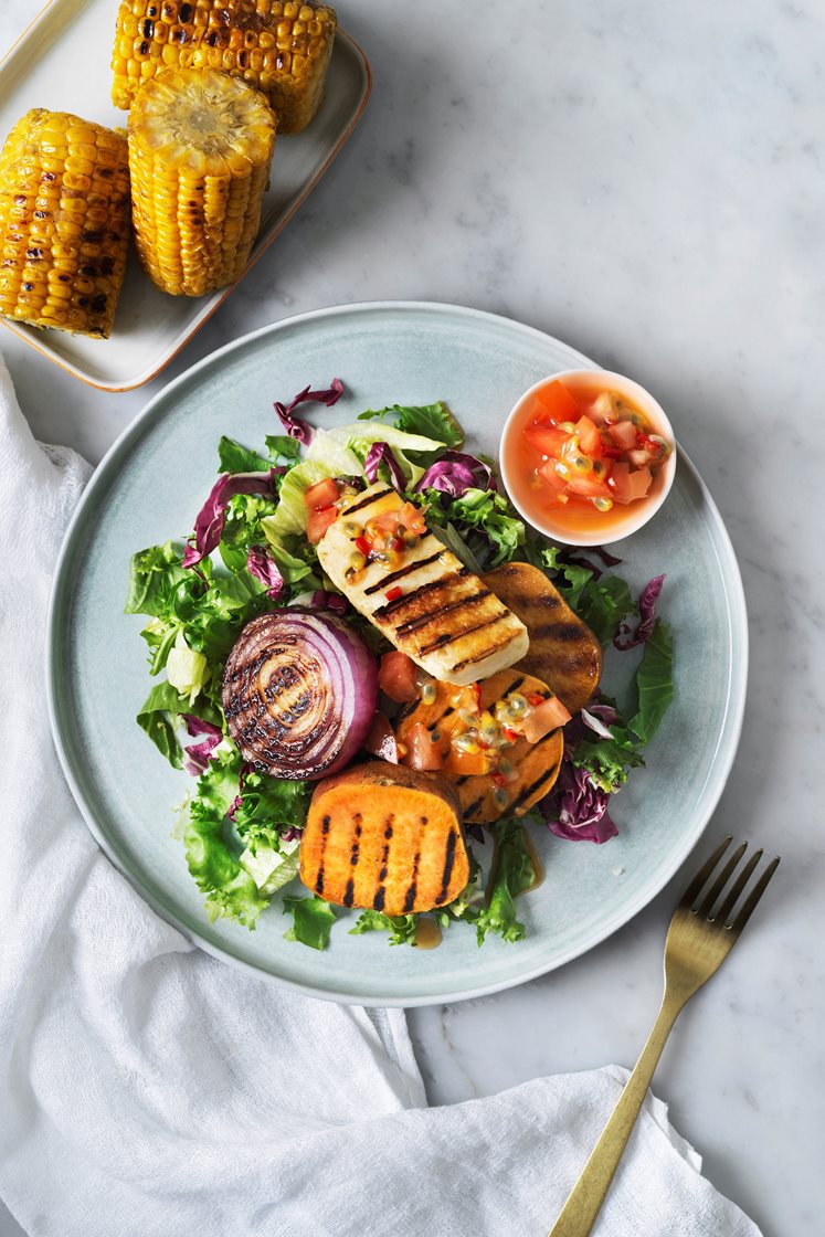 Karibisk sommartallrik med grillad sötpotatis, halloumi och majskolvar