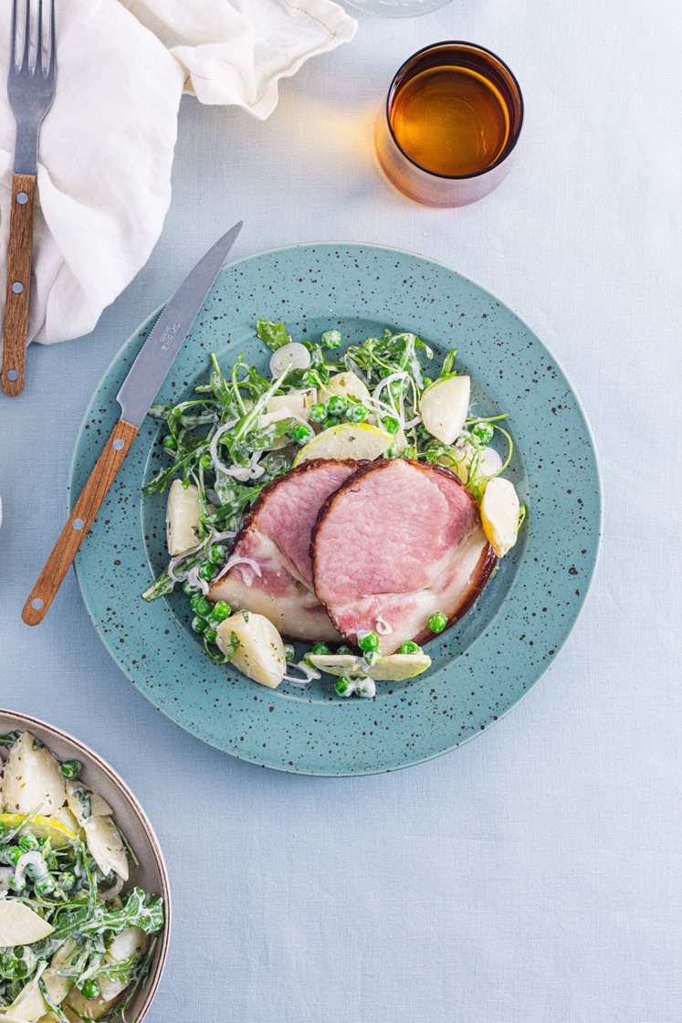 Røkt skinke og estragonkremet potetsalat med erter