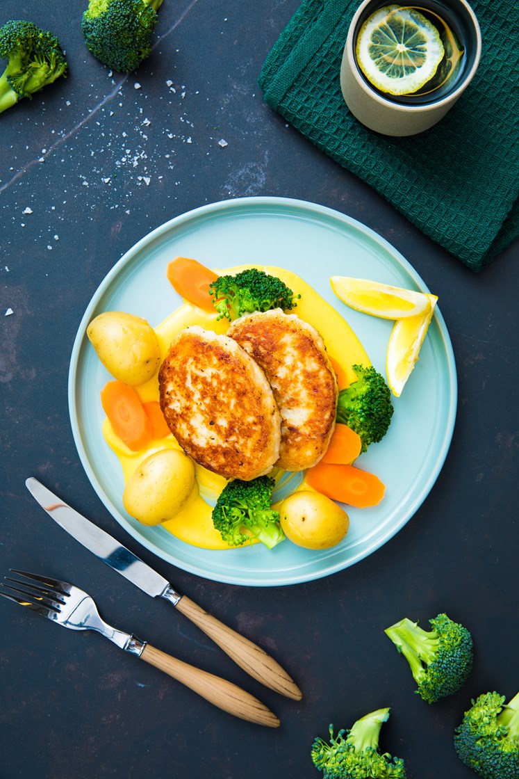 Fiskekaker med hollandéssaus, brokkoli, gulrot og småpoteter