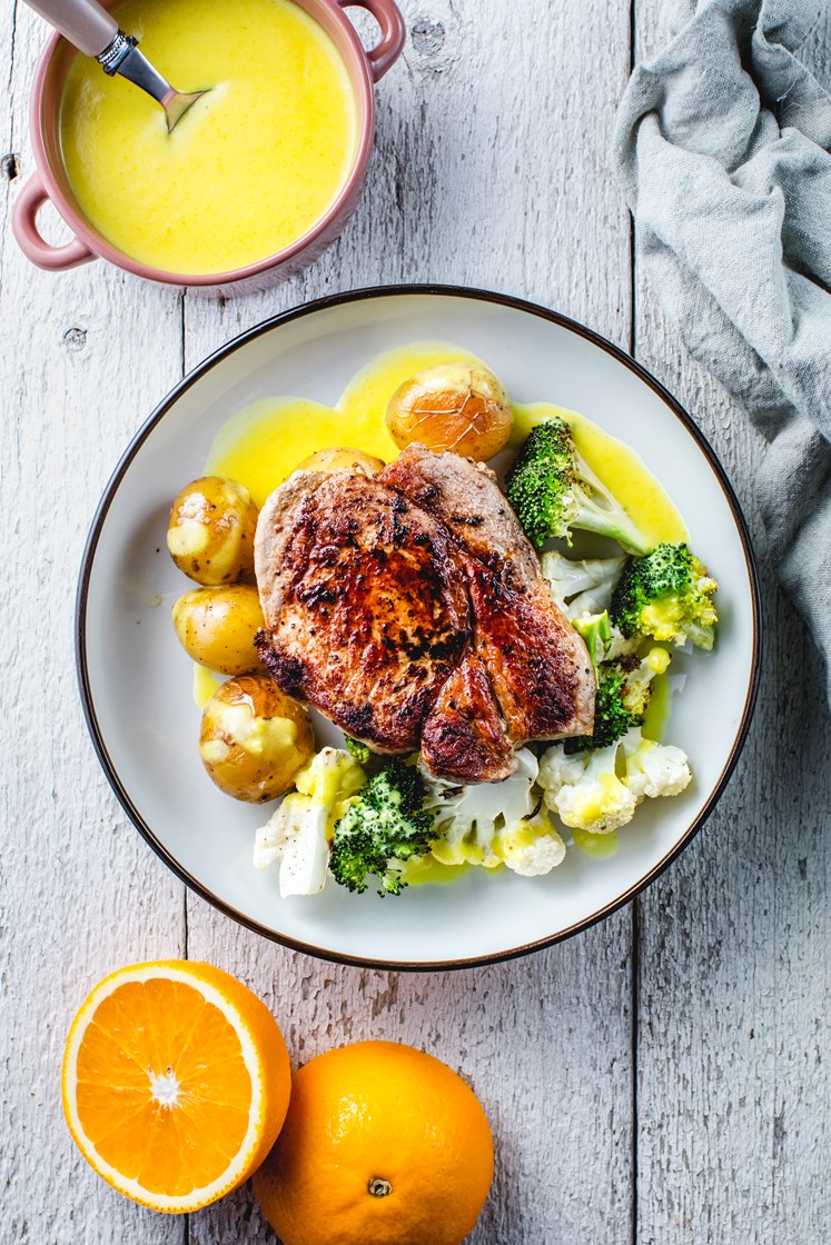 Svinekoteletter med delikatessepoteter, brokkoli, blomkål og kremet appelsinsaus