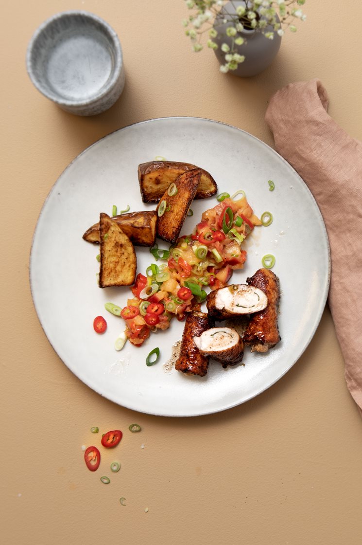 Ruller af skinkeschnitzel med stærk æblekompot og chili