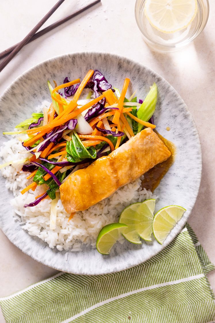 Ponzubakt laksefilet med wokket pak choy, jasminris og lime