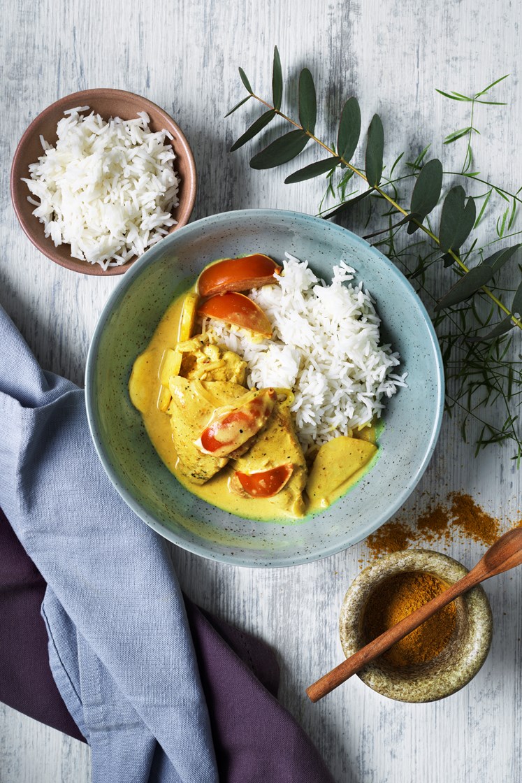 Gul kycklingcurry med kokosmjölk och palsternacka