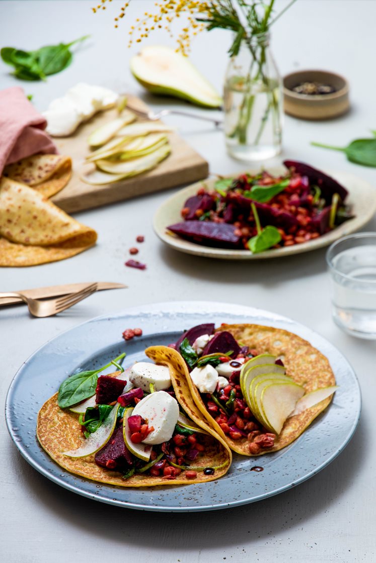 Havrepannekaker fylt med rødbeter, pære, linser, chevre og spinat