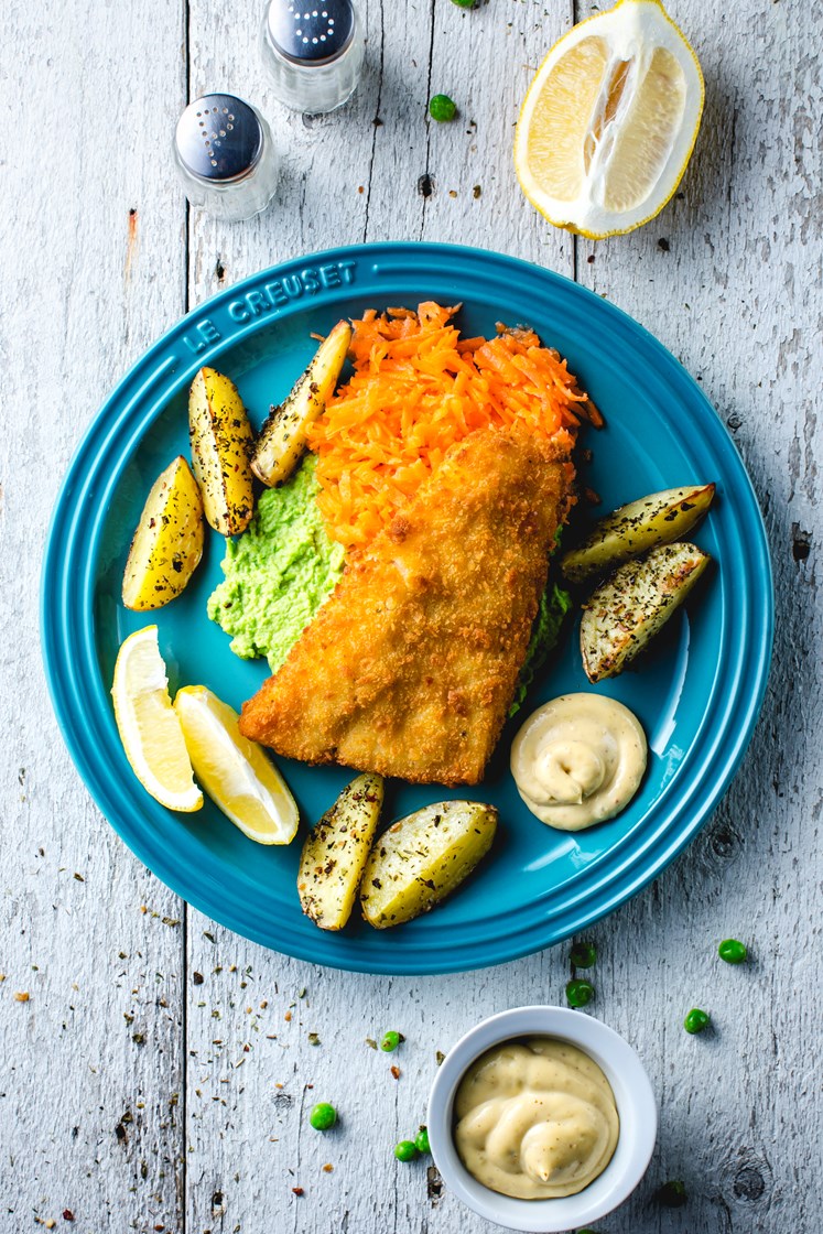 Fish & Chips med ertepuré, revet gulrot og remulade
