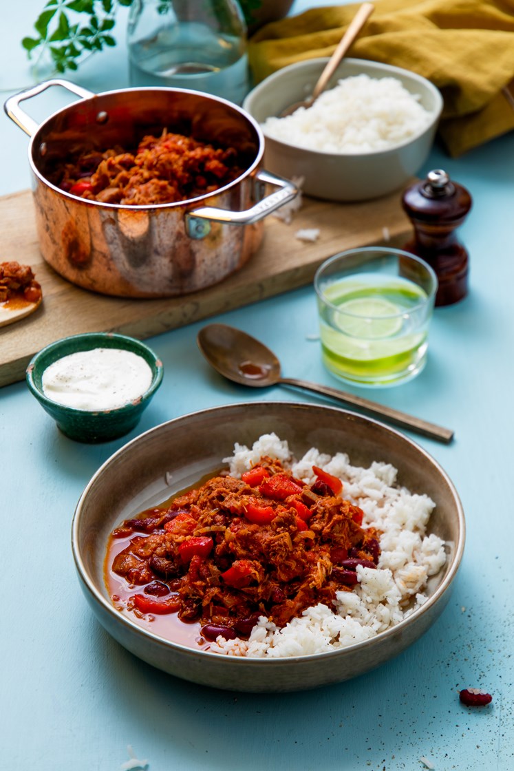 Pulled pork-gryte med paprika, løk og jasminris servert med rømme