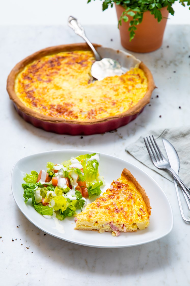 Skinkepai med mozzarella og løk servert med salat og hvitløksdressing 