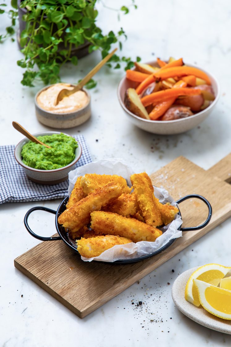 Hjemmelagde fiskepinner med ovnsbakte poteter og gulrøtter, ertepuré og srirachaaioli