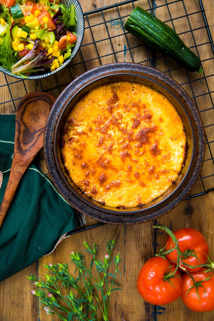 Lasagne med salat, friske grønnsaker og revet mozzarella