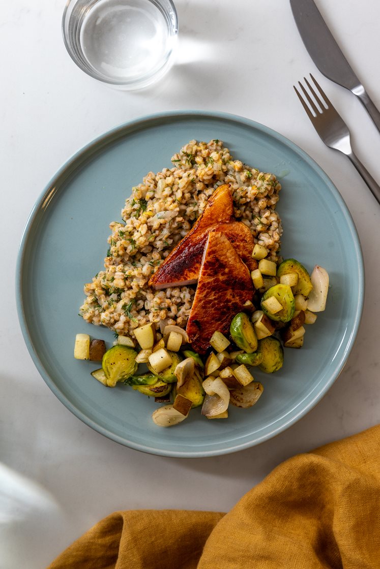 Røkt svinebiff og mathvete med sitron og dill, servert med stekt rosenkål og pære