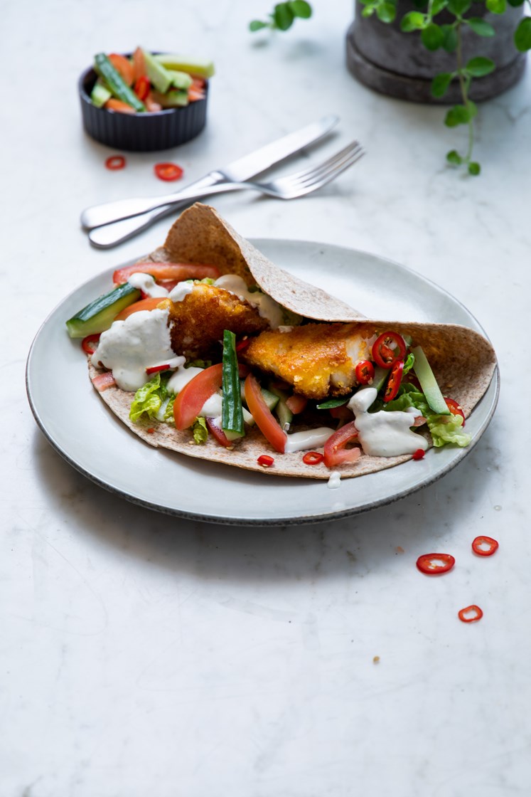Panert torsk i wrap med ingefærrømme, koriander, lime og chili 