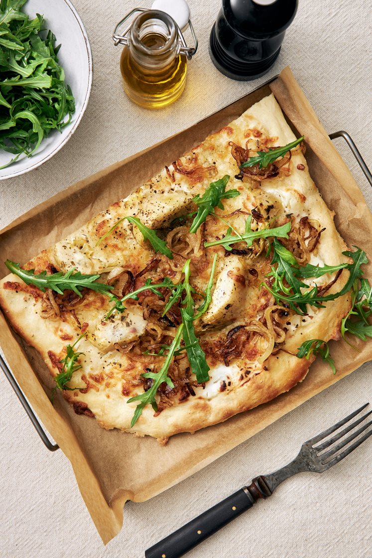 Pizza bianco med kronärtskockor och karamelliserad lök