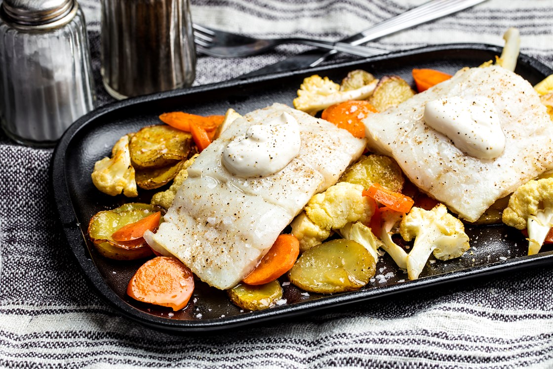 Ovnsbakt torsk med gulrøtter og pepperrotdressing