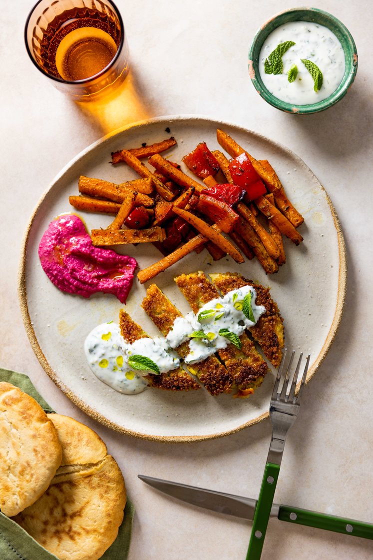 Grønnsaksschnitzel i multibrød med gulrotfries, karamellisert paprika og rødbetehummus