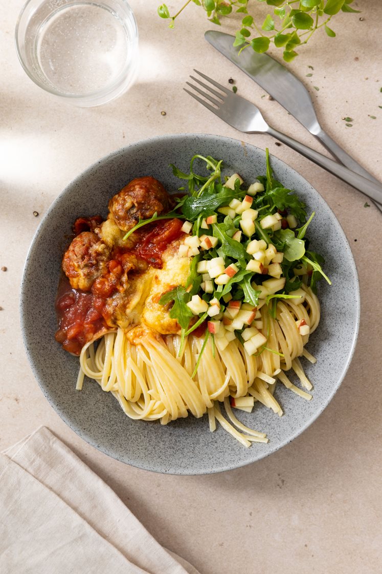 Gratinerte kjøtt- og grønnsakskjøttboller i tomatsaus med linguine og ruccola- og eplesalat