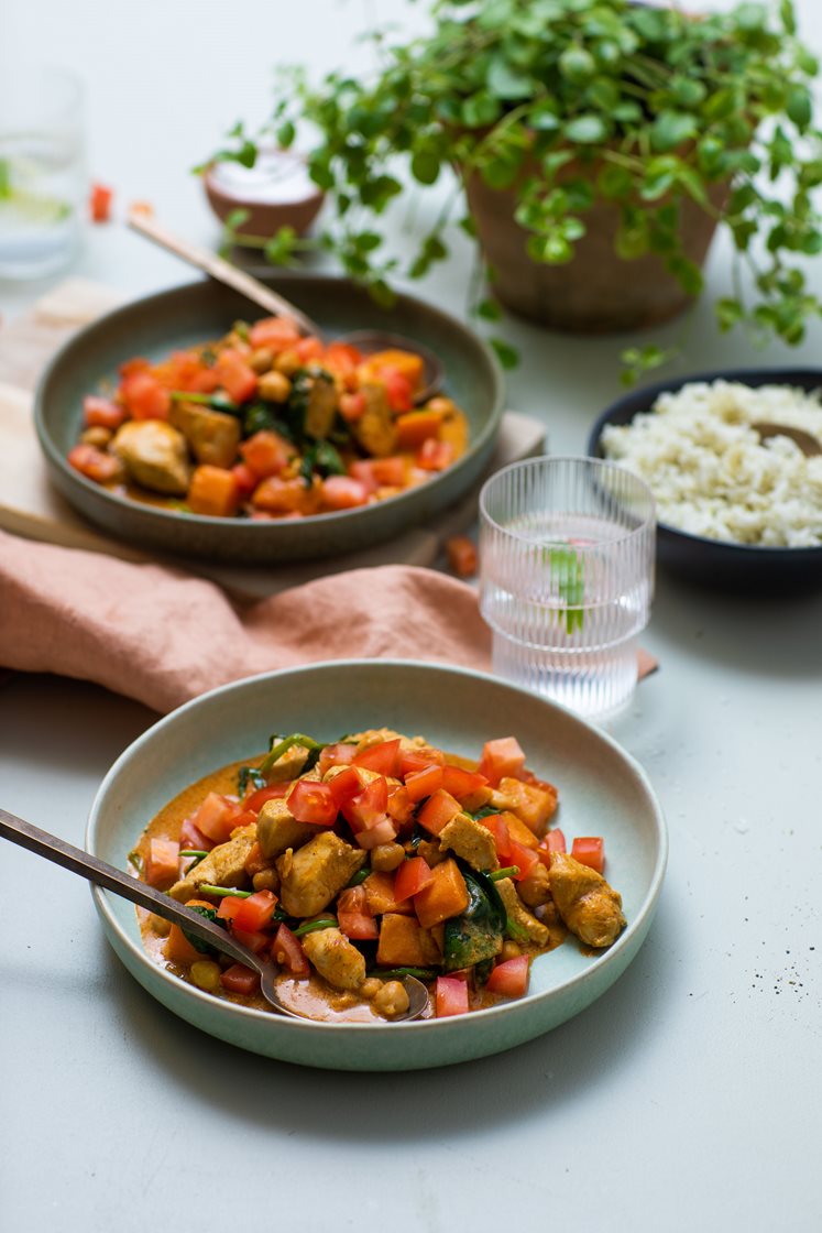 Indisk butter chicken med kikerter, spinat, søtpotet og krydderris