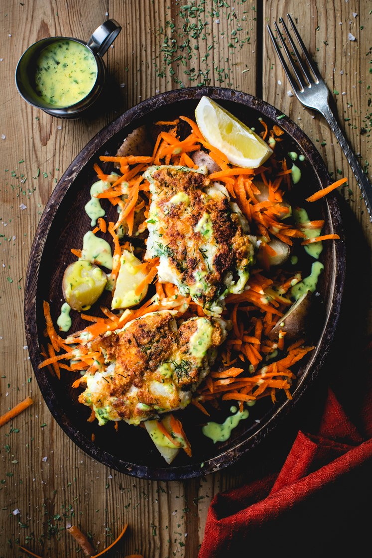 Hjemmelagde fiskekaker med frisk råkostsalat, poteter og remulade