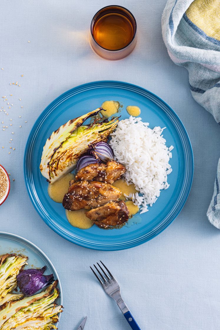 Svinebog i ponzusaus med bakt spisskål, ris og brunet miso-smør