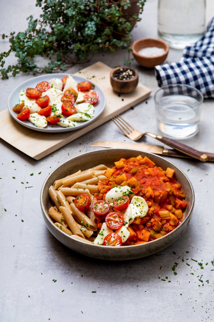 Vegetarbolognese med linser og mozzarellasalat