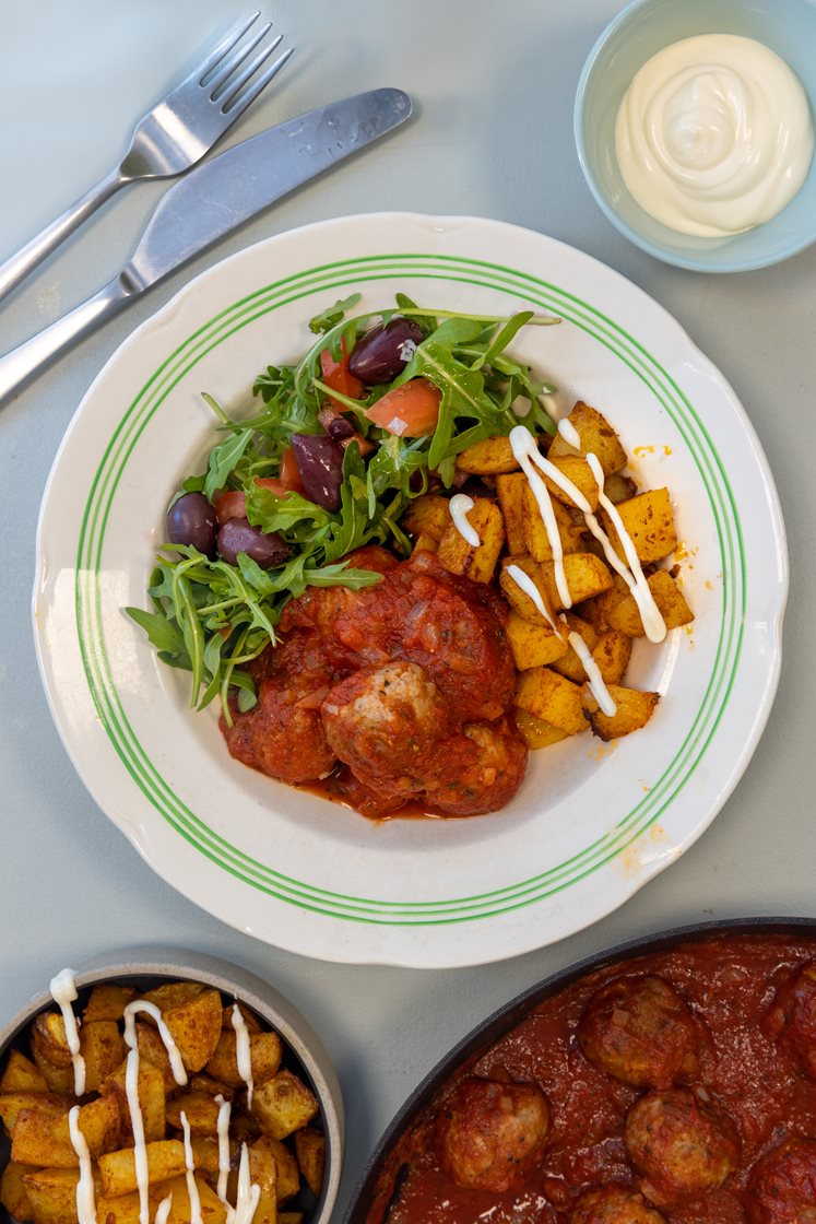 Tapaskjøttboller i tomatsaus med ovnsbakte poteter, ruccolasalat og aioli