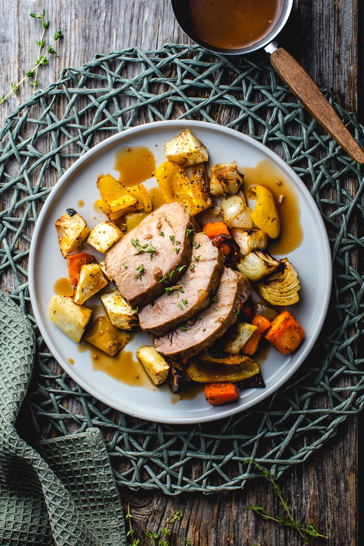 Schweinebraten i fløtesaus med ovnsbakte grønnsaker