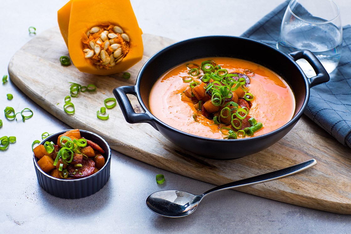 Spicy søtpotetsuppe med pepperoni og gresskar