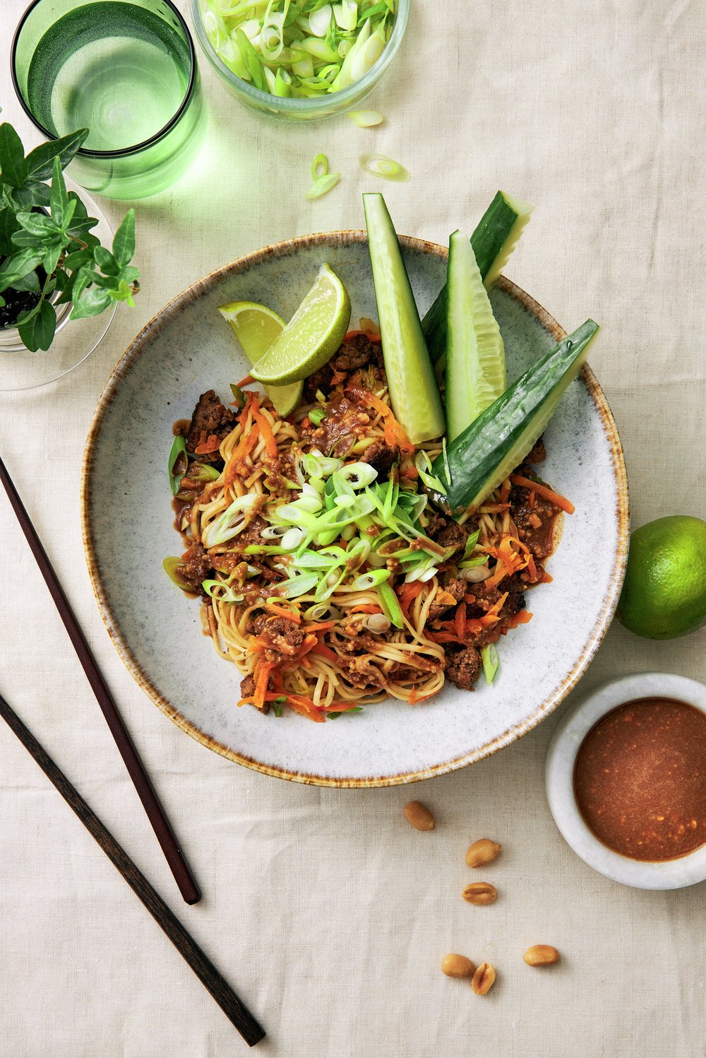 Ginger beef wok med nudlar och jordnötsdressing